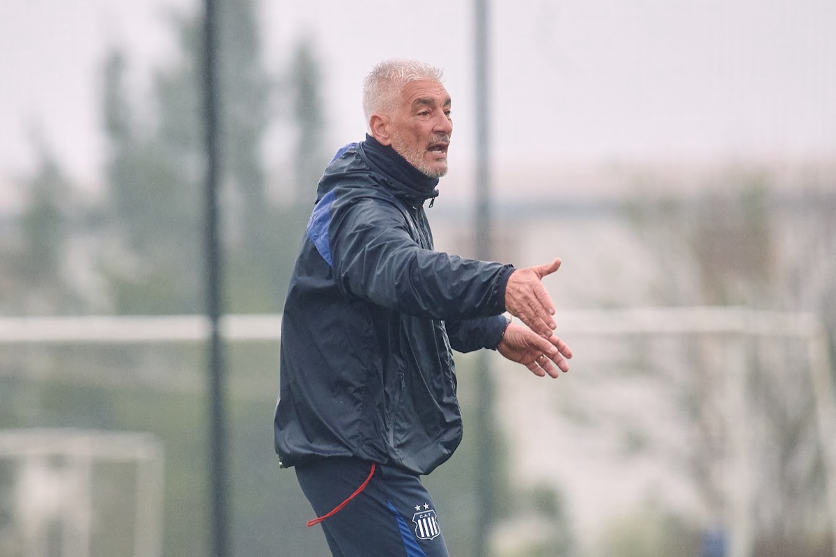 Omar De Felippe, entrenador de Talleres, da indicaciones durante el entrenamiento previo al clásico