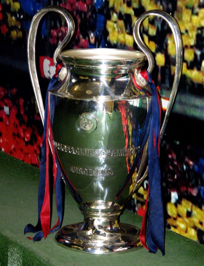La copa de la Champions League en exhibición, con cintas azules y granas; foto de archivo de 2009 (foto: Gaetano Porcaro, Wikimedia Commons, licencia CC BY 2.0)