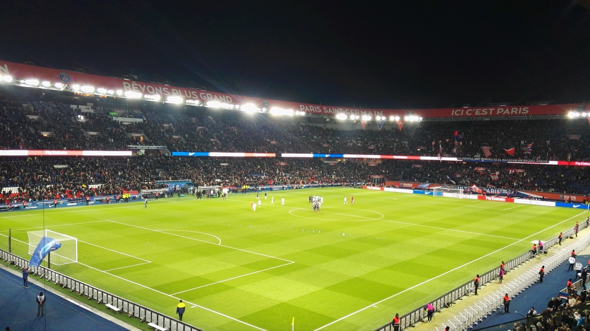 El Parque de los Príncipes de París de noche, con las tribunas llenas y los jugadores en el campo; foto de archivo de 2018 (foto: Kilyac, Wikimedia Commons, licencia CC BY-SA 4.0)