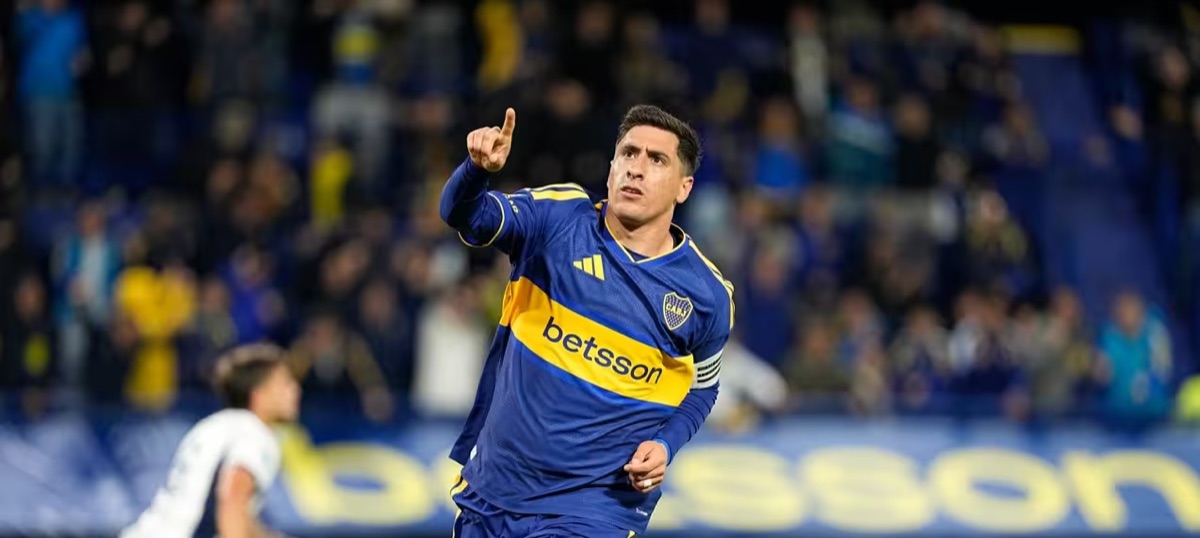 Miguel Merentiel, con la camiseta azul y oro de Boca, festeja con el dedo índice levantado su gol a Talleres en La Bombonera; foto de archivo del viernes 16 de octubre de 2026 (foto: prensa Boca Juniors)