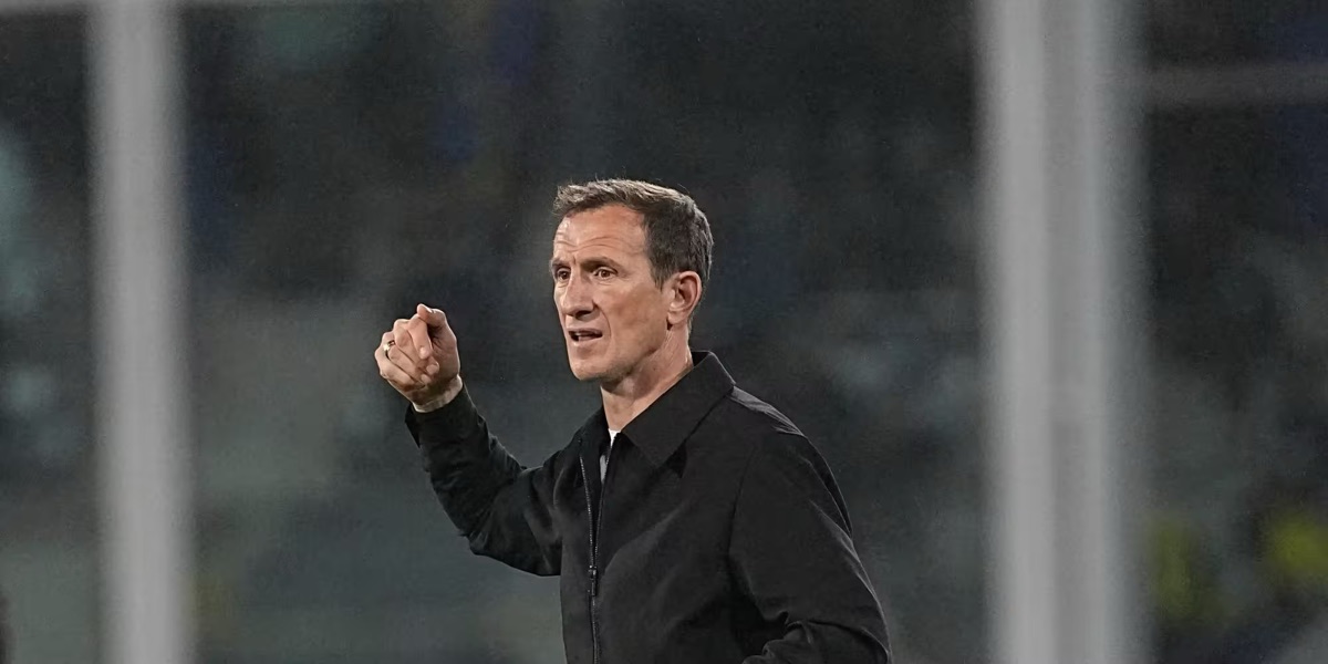 Rodolfo Arruabarrena, entrenador de Boca, con camisa negra, da indicaciones con el puño cerrado desde el costado de la cancha (foto: prensa Boca Juniors)