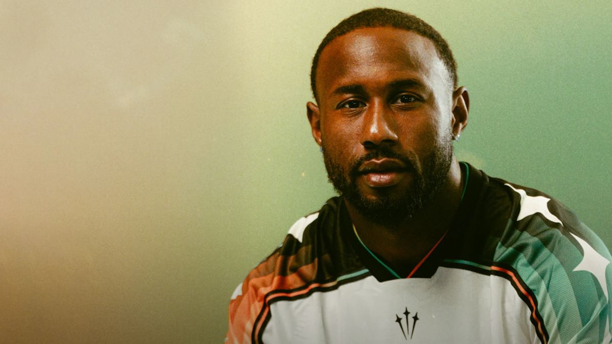 John Yeboah, delantero del Venezia, posa con una camiseta del club en una foto oficial; foto de archivo (foto: prensa Venezia FC)