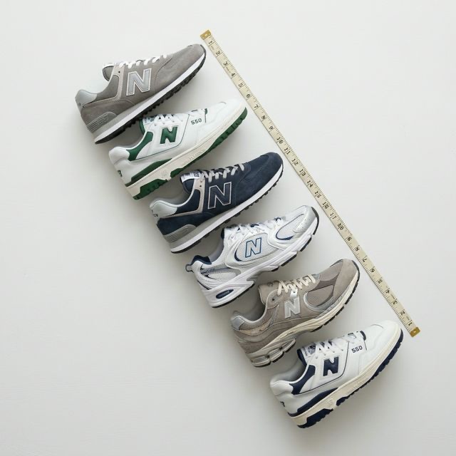 Zapatillas New Balance de distintos modelos ordenadas diagonalmente con cinta métrica
