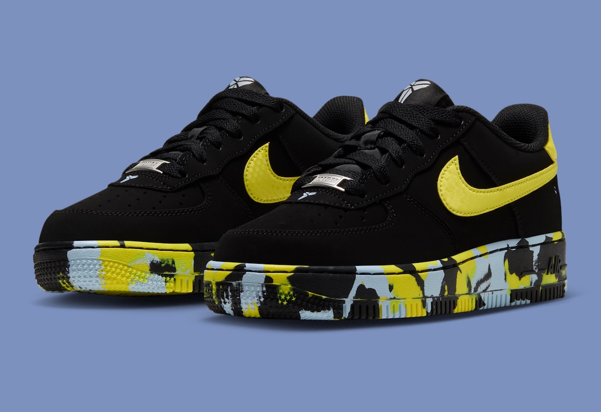 Par de Kobe Bryant x Nike Air Force 1 Low GS 5 Rings negro con Swoosh amarillo y suela marmolada