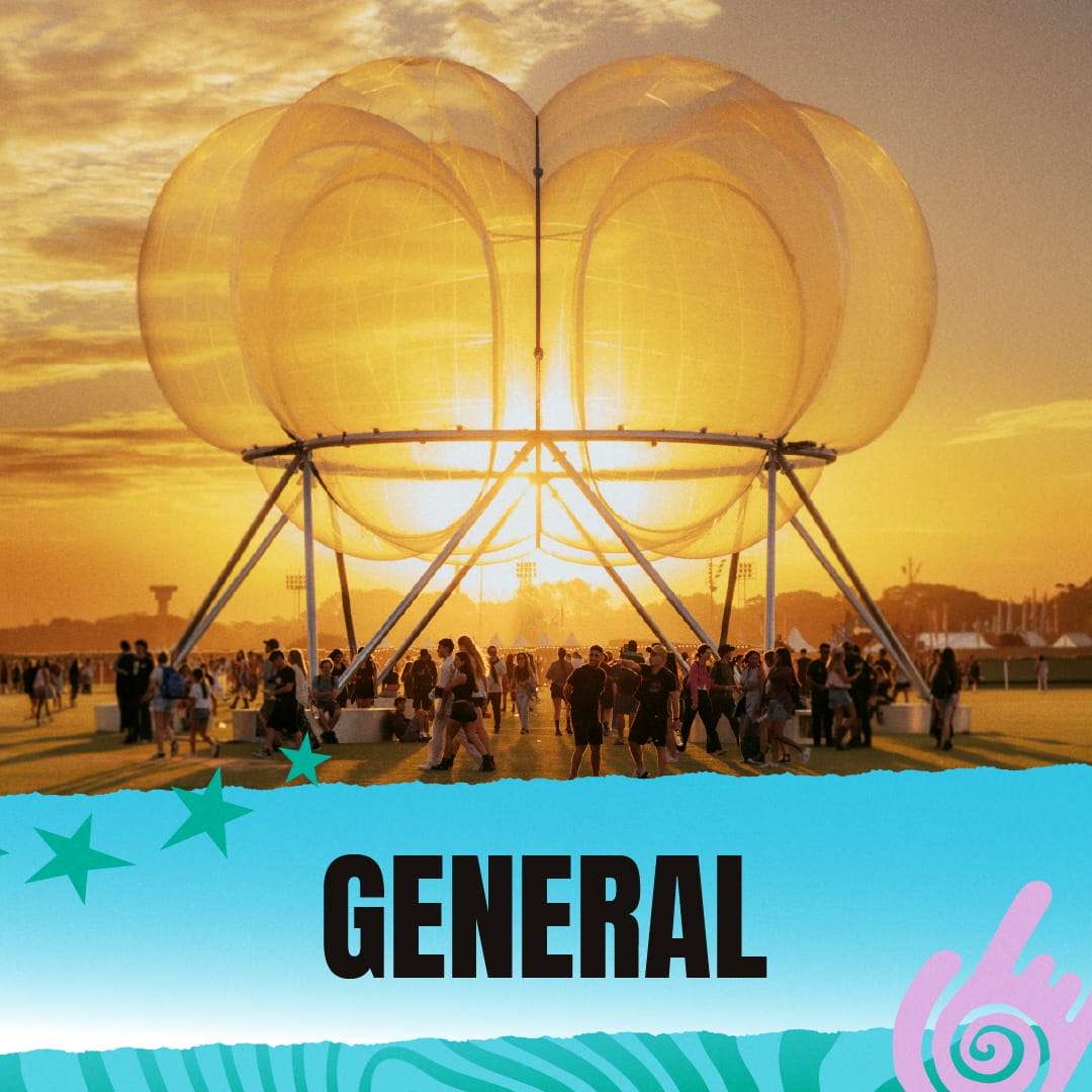 Banner oficial de la entrada General de Lollapalooza Argentina: una instalación de globos inflables iluminada por el atardecer en el Hipódromo de San Isidro, con el público caminando alrededor, y la palabra «General» sobre una franja celeste