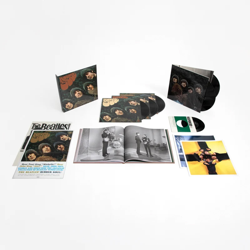 Caja Super Deluxe de 5 LP de Rubber Soul: el estuche, los vinilos en sus fundas, el simple de 7 pulgadas, el libro abierto, dos pósters y dos láminas, sobre fondo blanco