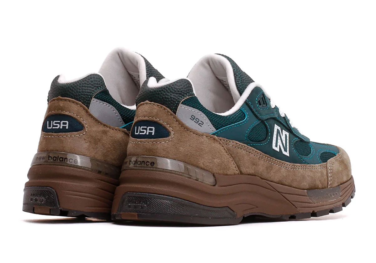 Talón del New Balance 992 Made in USA Medusa Green con la placa USA, el cuero granulado verde en el cuello y la suela marrón