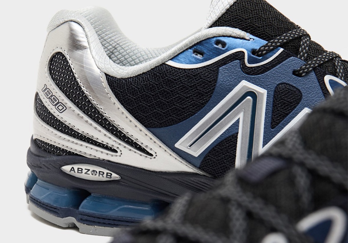 Detalle del talón y el lateral del New Balance 1890 Metallic Blue, con el panel plateado cepillado, el número 1890, la placa ABZORB, la N plateada sobre el panel azul y las cápsulas azules translúcidas de la mediasuela