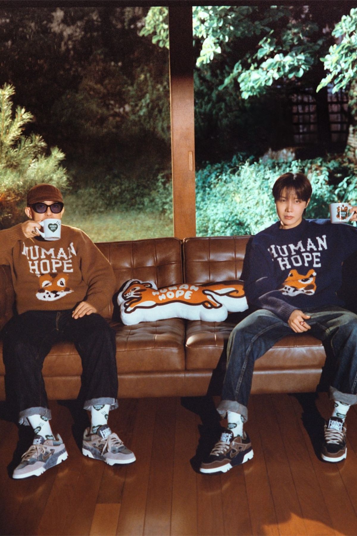 Foto de archivo: NIGO y j-hope en un sillón de cuero con los buzos de la colección HUMAN HOPE de 2025, en la campaña de Human Made