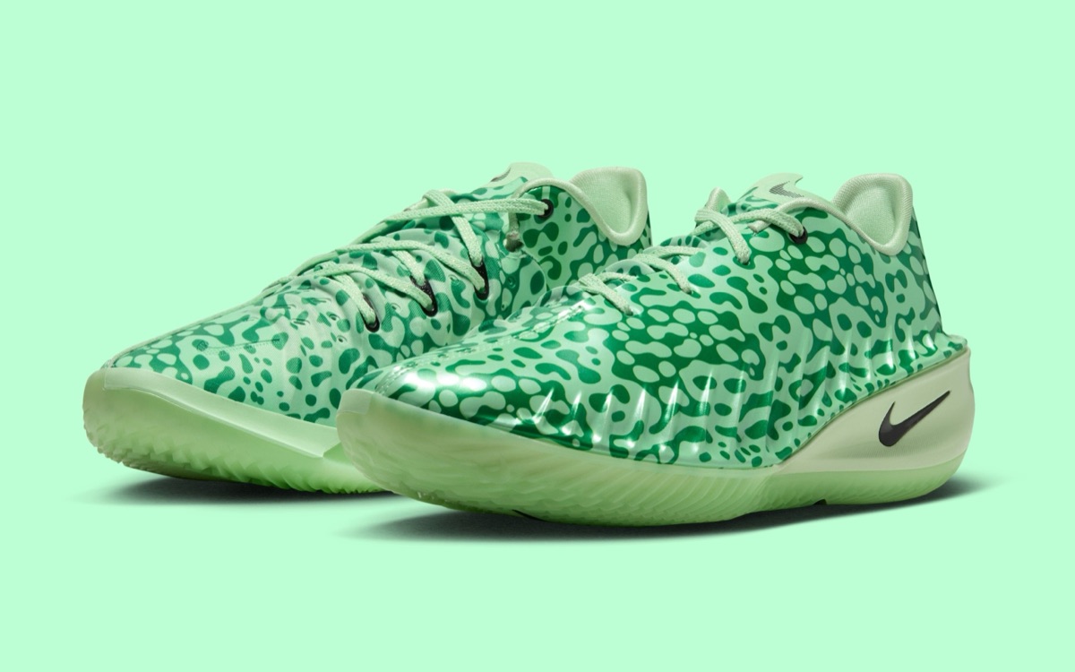 Par del Nike GT Cut 4 Halloween de Victor Wembanyama en diagonal sobre fondo verde agua: capellada de acabado brillante con manchas orgánicas verde oscuro sobre verde claro, cordones verde pálido, swoosh negro en el talón y suela verde semitranslúcida