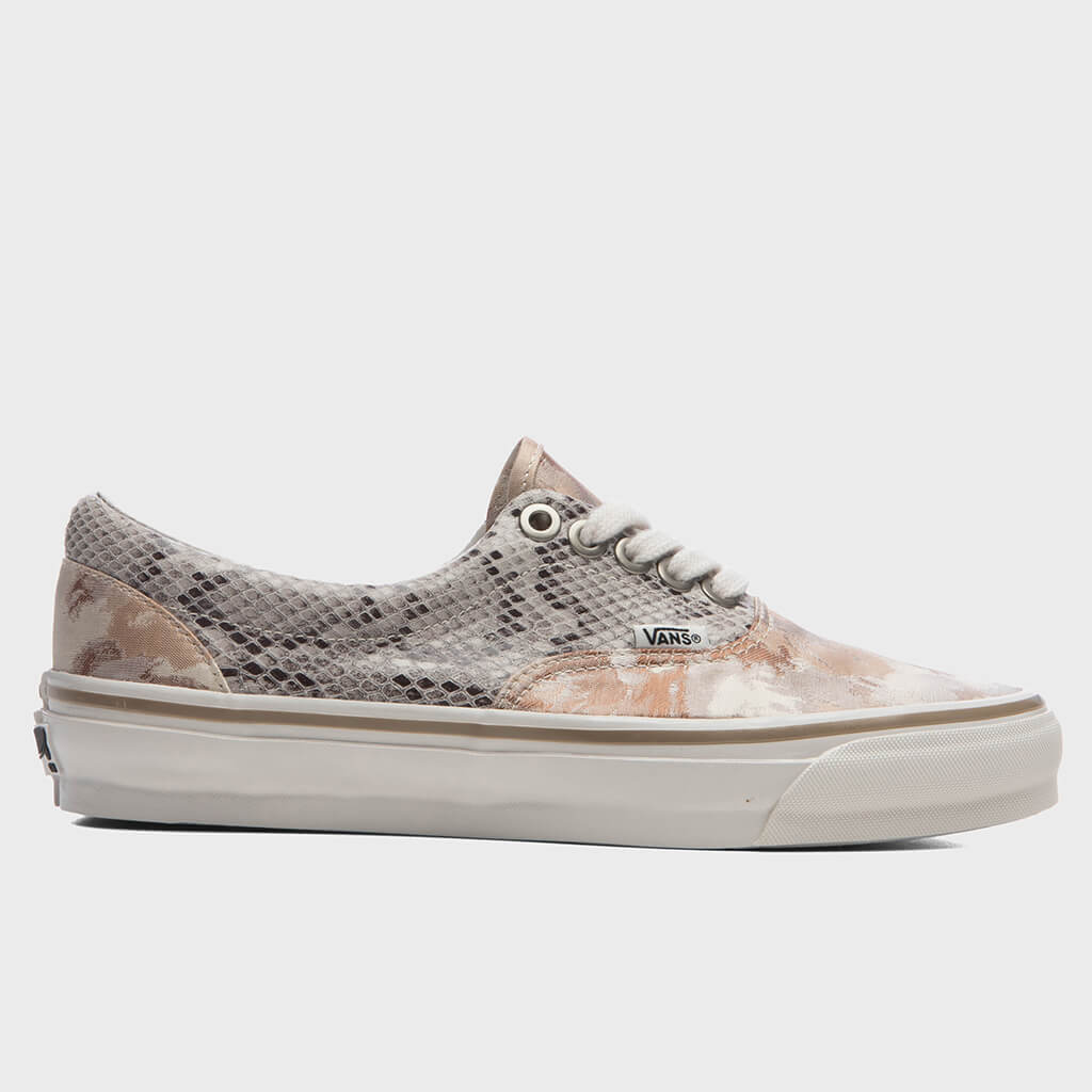 OTW by Vans Era 95 Vibram Floral River Taupe de perfil sobre fondo gris claro, con paneles de textura tipo red en gris y marrón, textil floral en tonos beige y tostado en la puntera y el talón, ojales metálicos, cordones crudos y suela blanca con línea tostada