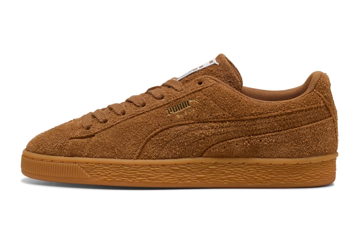 PUMA Suede Forever Kona Brown de perfil, en gamuza marrón cepillada con logo PUMA Suede dorado y suela de goma gum