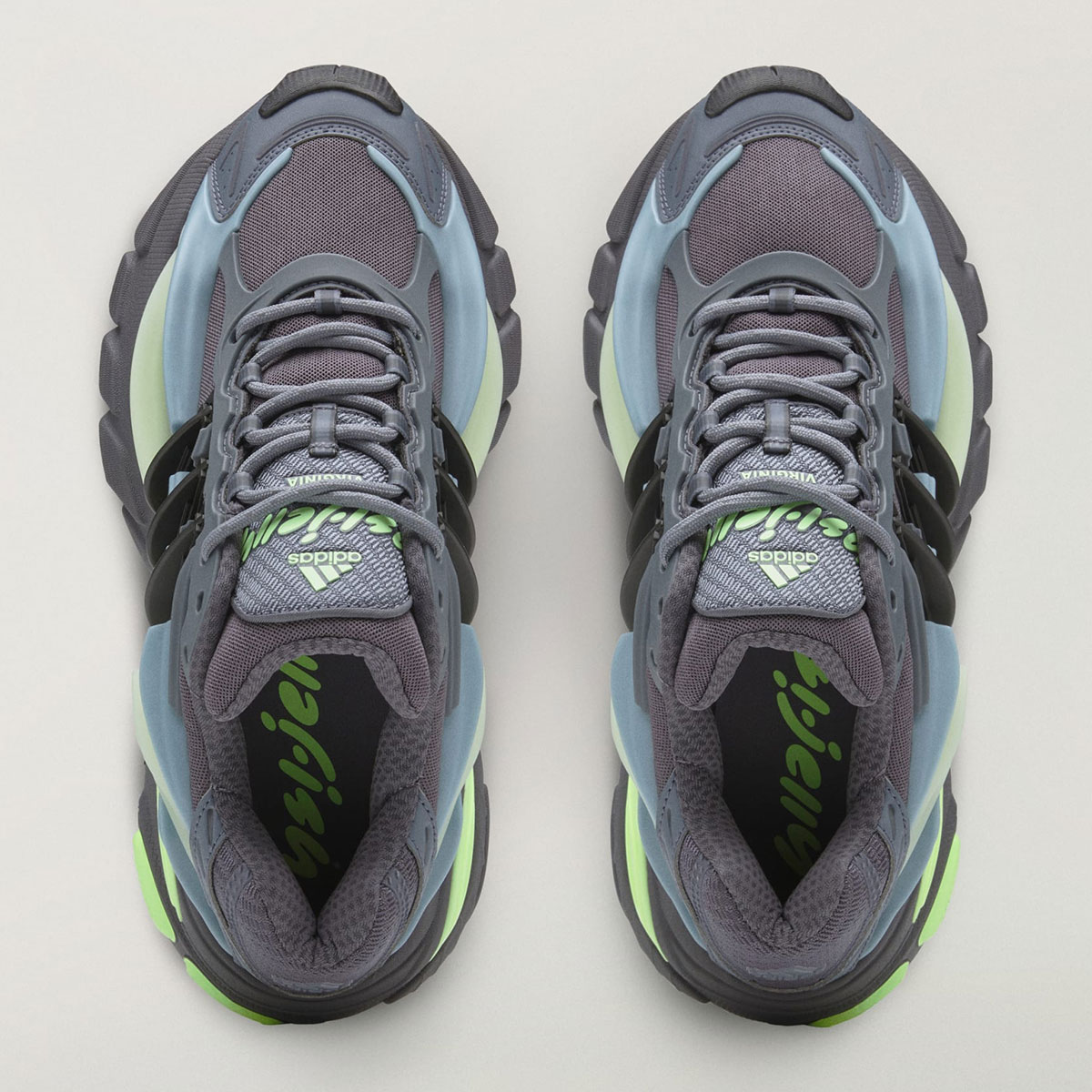 Vista superior del Pharrell x adidas Adistar Jellyfish Storm con la lengüeta VIRGINIA, el logo adidas en verde y las capas celestes y verdes del upper
