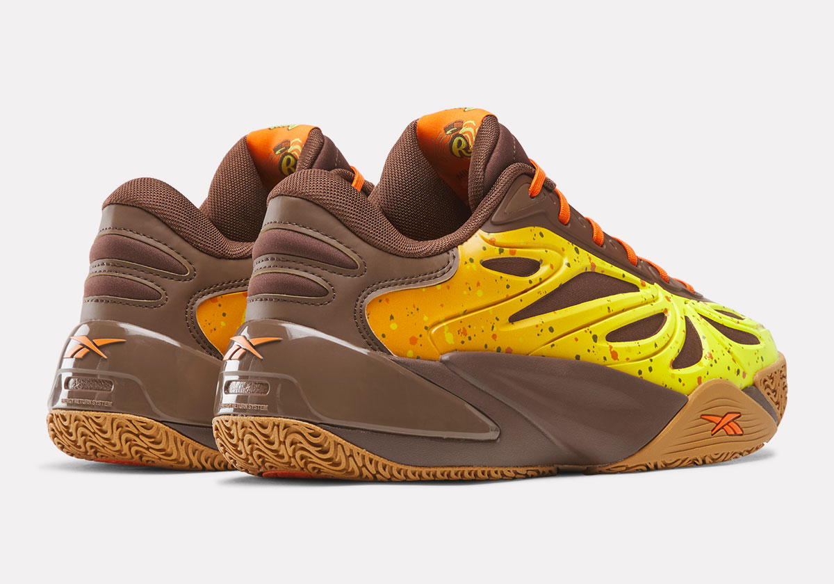 Vista trasera de la Reebok Angel Reese 1 Reese's con talón marrón, contrafuerte moldeado y suela de goma color caramelo