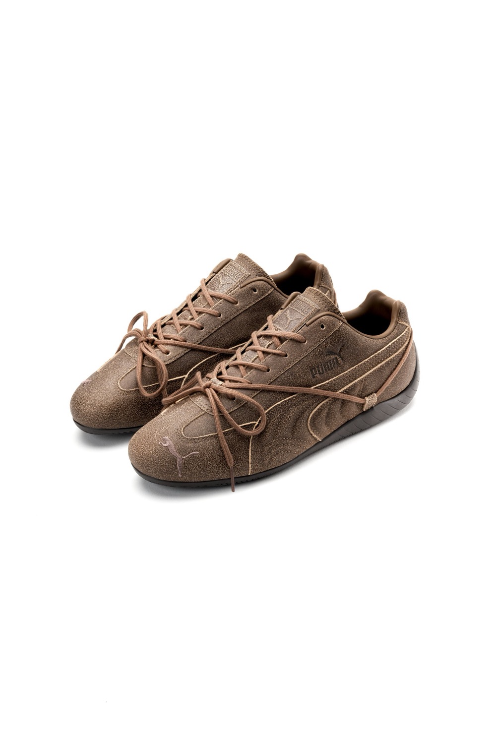 Par de PUMA x ROSÉ Speedcat VTG Espresso sobre fondo blanco, en nobuck marrón con textura craquelada, suela marrón oscuro y cordones largos enrollados sobre el upper