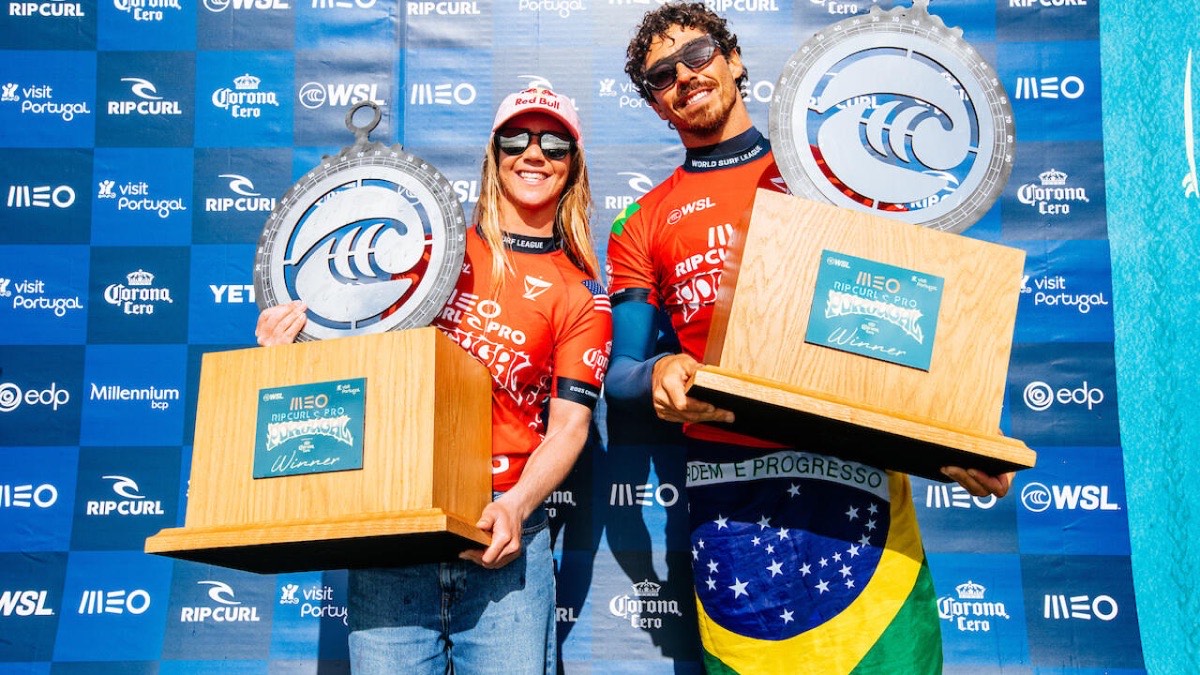 Foto de archivo: Caroline Marks y Yago Dora levantan los trofeos de ganadores del MEO Rip Curl Pro Portugal 2025 en Peniche; Dora lleva la bandera de Brasil en la cintura