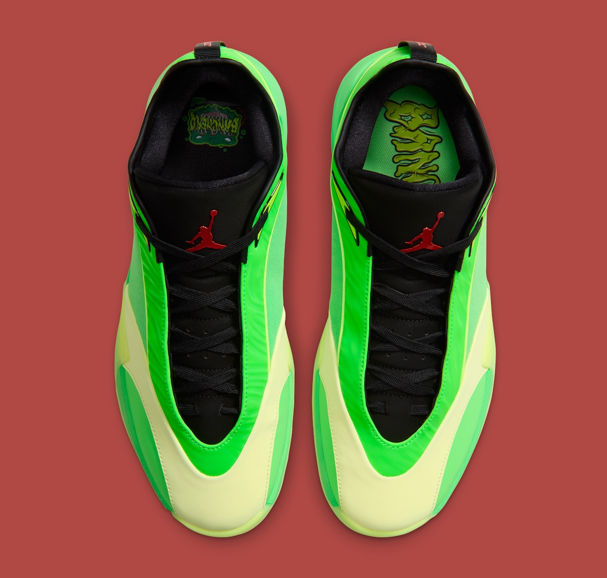 Vista desde arriba del par de Jordan Triangle Paolo Banchero, con upper verde slime, cordones y cuello negros, Jumpman rojo en las lengüetas y las plantillas con el logo Banchero en letras verdes que chorrean como slime