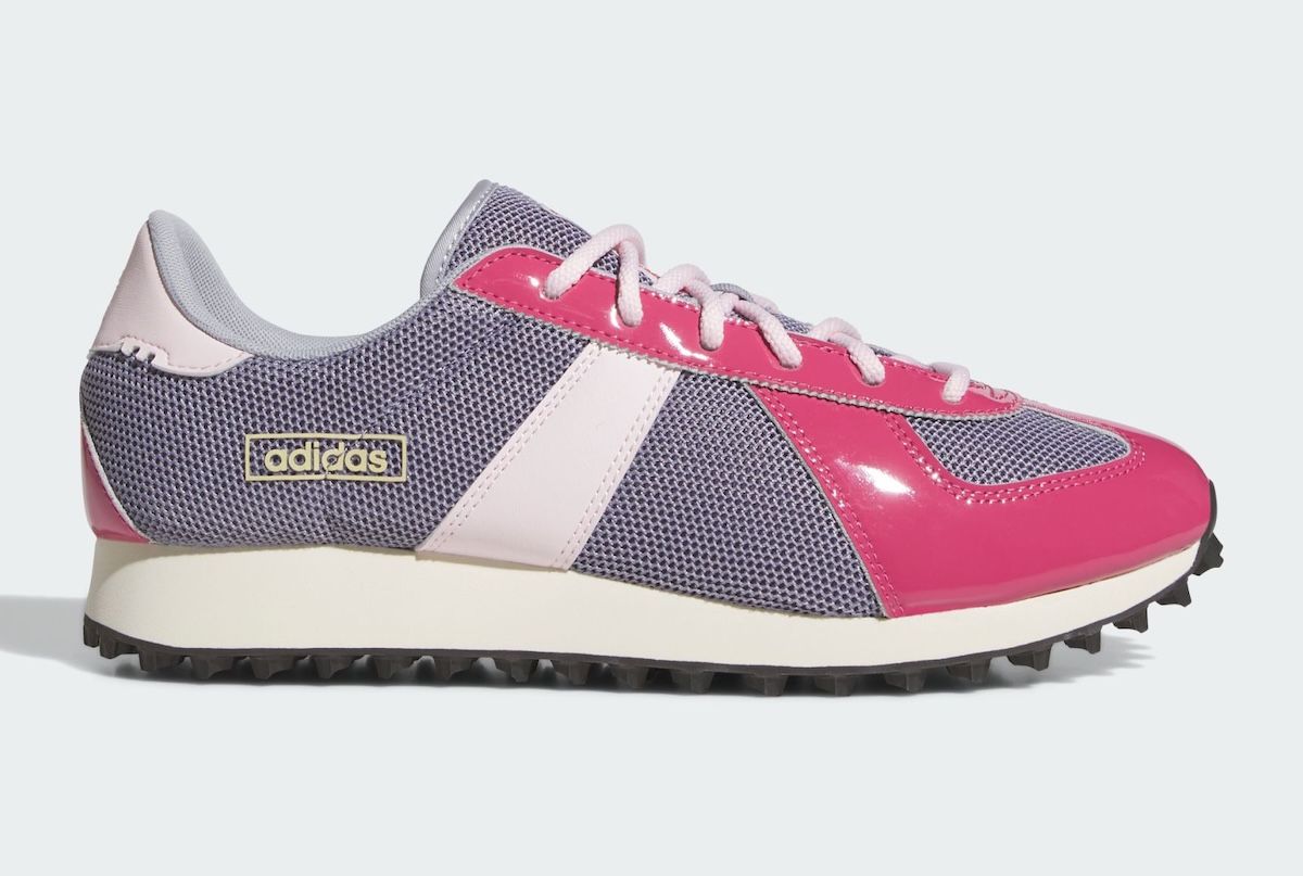 Adidas BW Run de The Whitaker Group de perfil sobre fondo gris claro, con malla gris violácea, puntera y talón de charol fucsia, franja lateral rosa clara, logo adidas dorado y suela con tacos negros