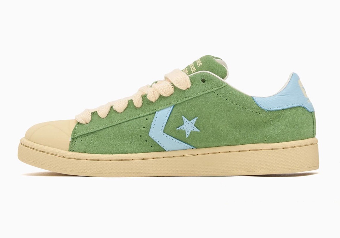 Converse Pro Leather de GOLF le FLEUR* en verde de perfil sobre fondo blanco, con upper de gamuza verde, estrella y chevron celestes, talón celeste, cordones color durazno y suela crema
