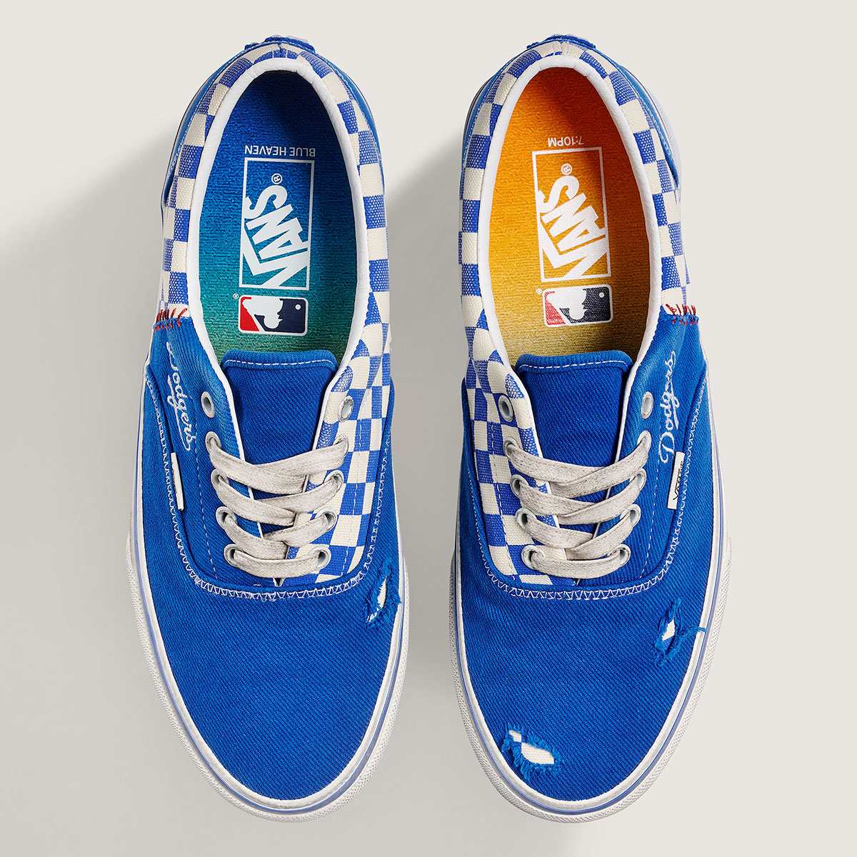 Plantillas del Vans Skate Era Los Angeles Dodgers con degradé azul y la leyenda Blue Heaven en un pie y degradé naranja con 7:10PM en el otro