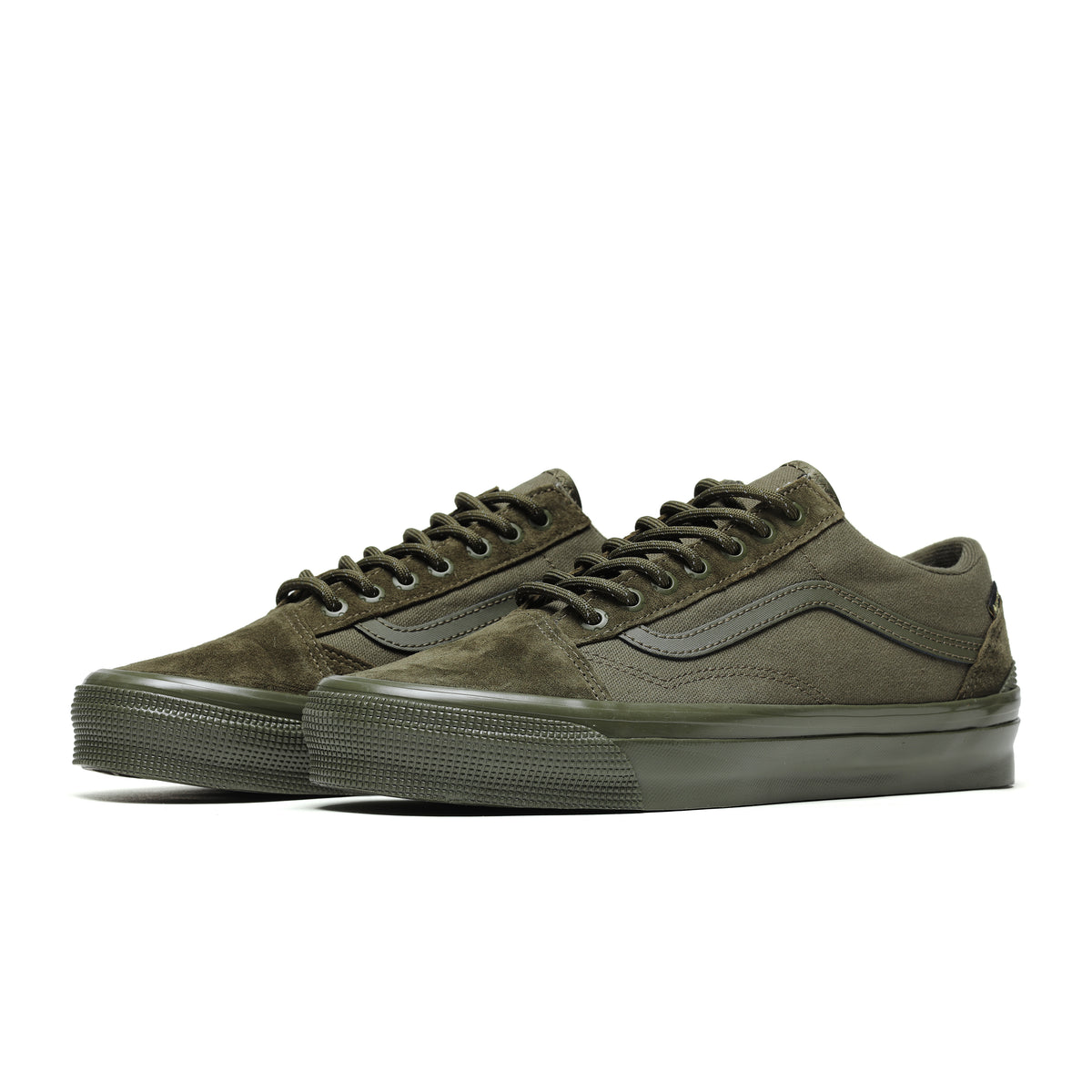 Par de Vans Premium Old Skool GORE-TEX Mossy Olive sobre fondo blanco, todo en verde oliva: gamuza en la punta, paneles de lona, Sidestripe tono sobre tono y suela de goma del mismo color