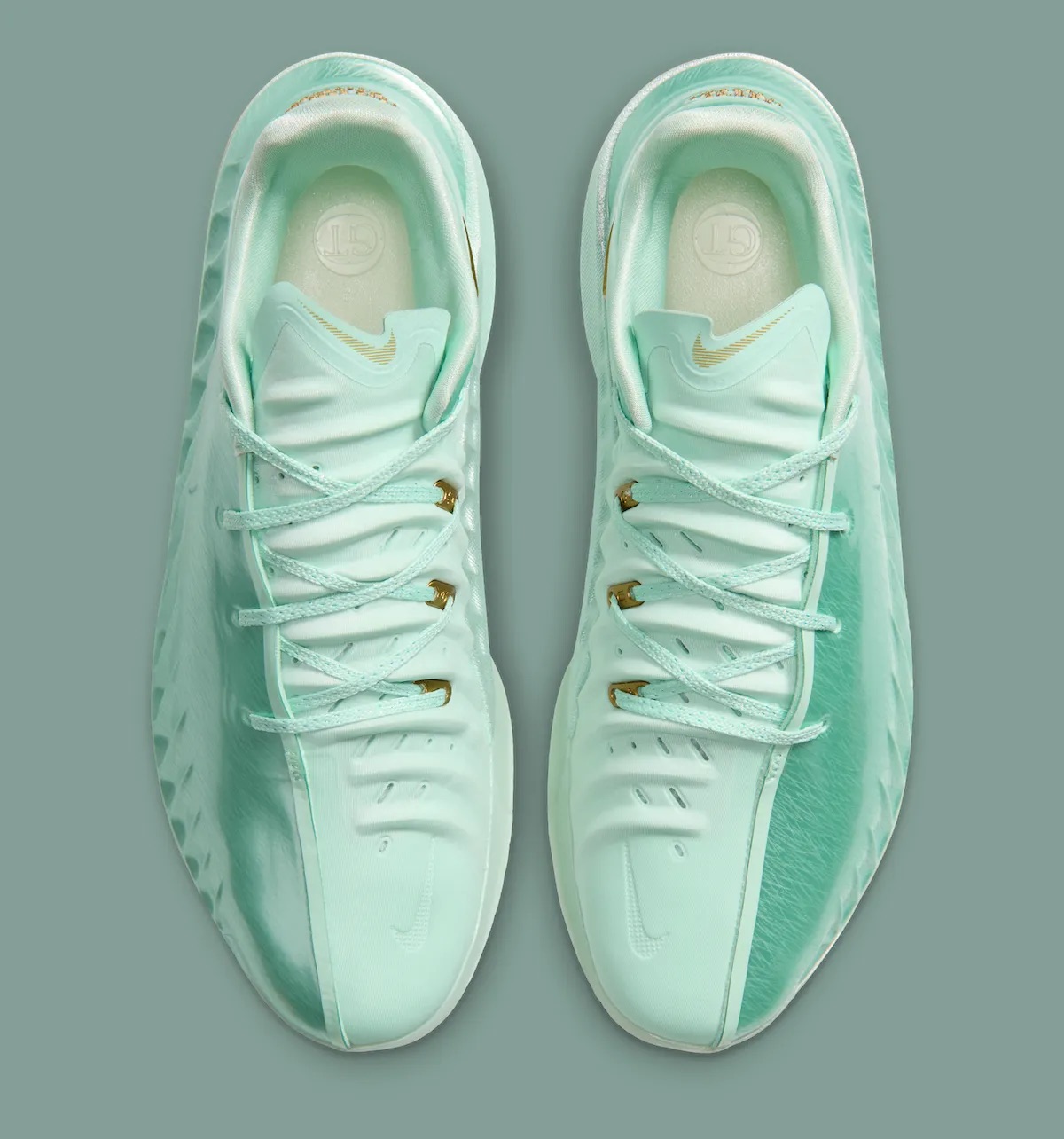 Vista superior del par Nike GT Cut 4 Statue of Liberty, con cordones verde menta, ojales dorados y el contraste entre el verde claro y el verde metalizado del upper