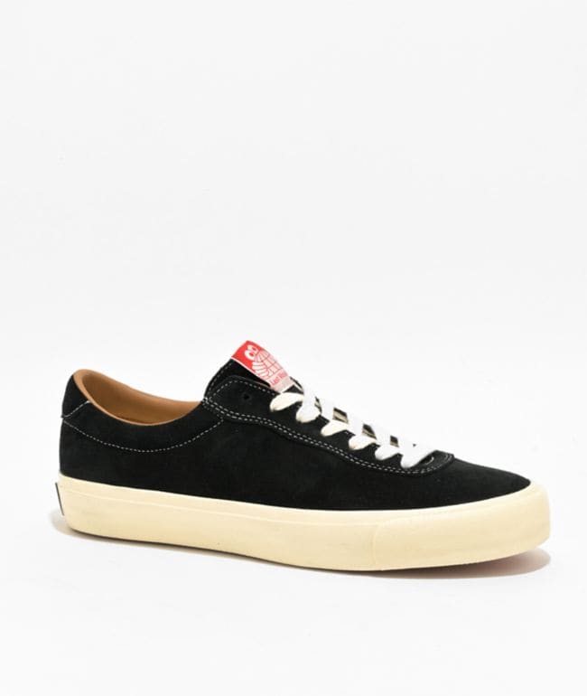 Tenis Last Resort AB VM001-LO de gamuza negra con agujetas blancas y suela vulcanizada color crudo