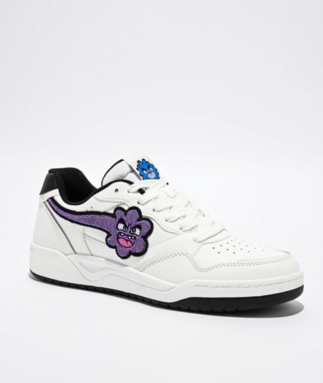 Zapatilla Skechers x Vexx Koopa blanca, con un personaje violeta de felpa chenille en el lateral, cuello negro y suela negra